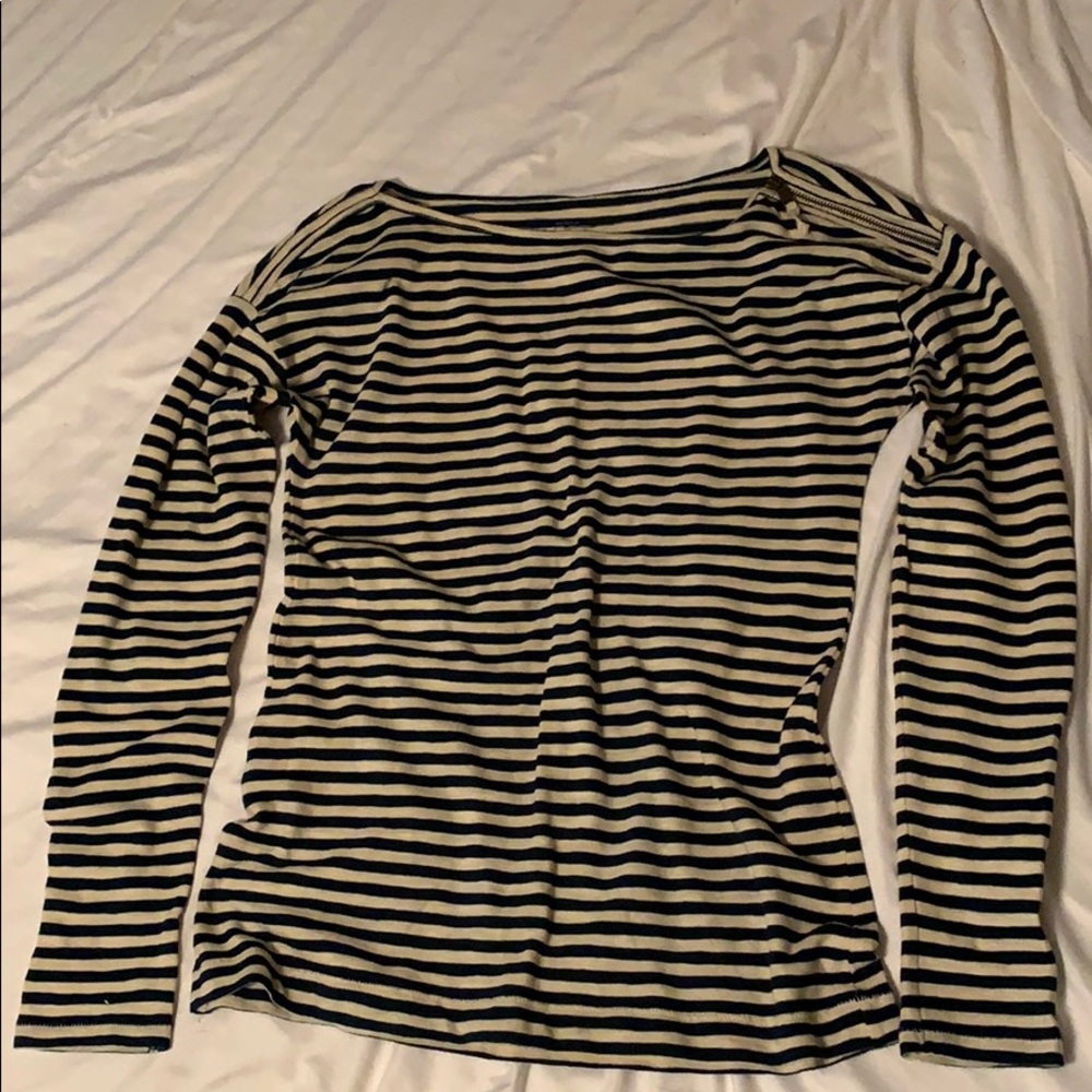 Long sleeve shirt with shoulder zipper